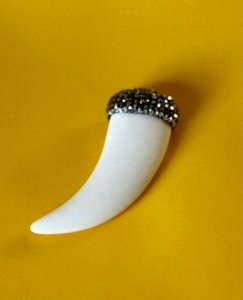 Ketten-Anhänger aus Naturstein im Angebot