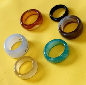 Ringe aus Naturstein im Angebot