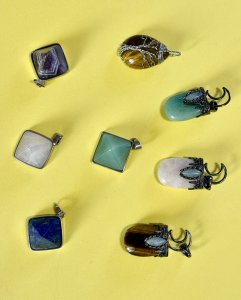 Ketten-Anhänger aus Naturstein im Angebot