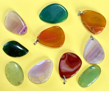 Ketten-Anhänger aus Naturstein im Angebot