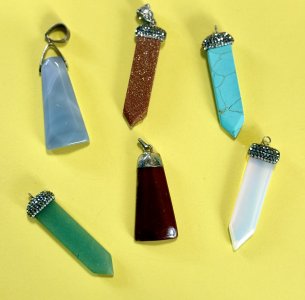 Ketten-Anhänger aus Naturstein im Angebot