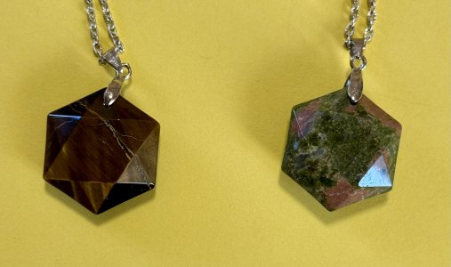 Ketten-Anhänger aus Naturstein im Angebot